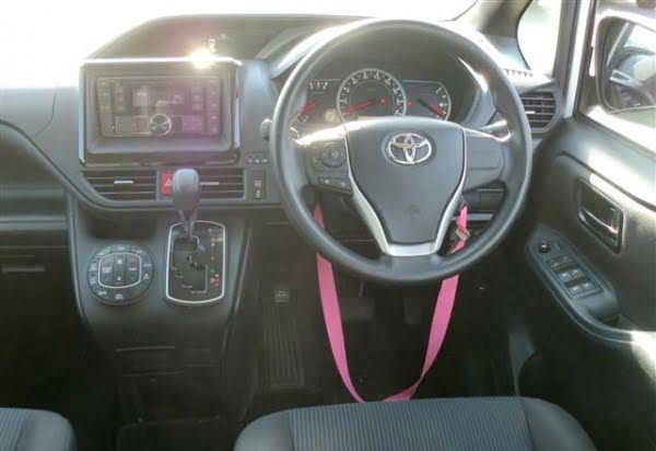 Toyota Voxy - 2016 год