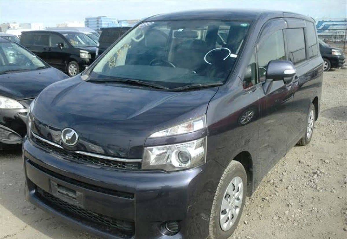 Toyota Voxy - 2011 год