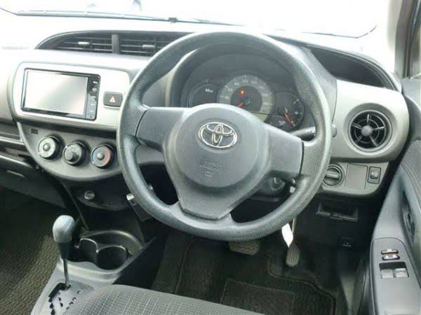 Toyota Vitz - 2015 год