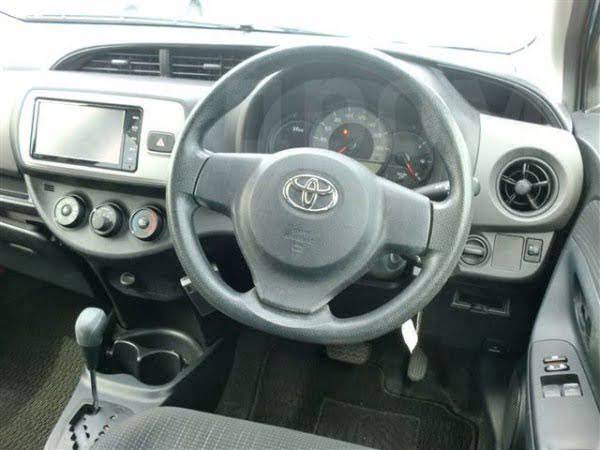 Toyota Vitz - 2015 год